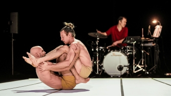 Tanz BZ: Not Standing / Alexander Vantournhout