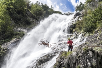 Discesa in corda lungo la cascata di Parcines
