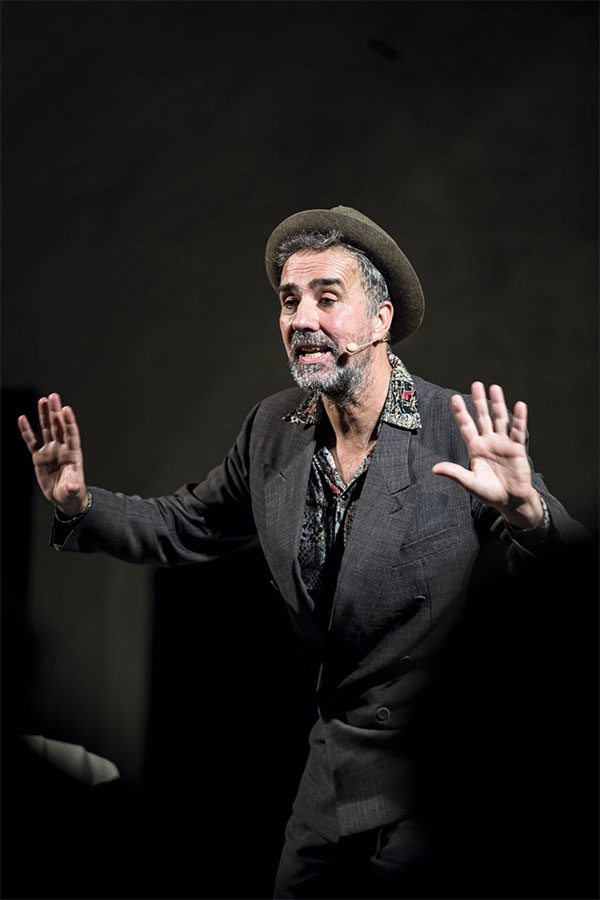 Nato per stare sul palcoscenico. Carlo Emanuele Esposito e` attore, conduttore, direttore artistico e non solo