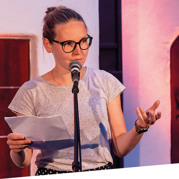 Poetry Slam: Eeva Aichner präsentiert die Poesie des 21. Jahrhunderts.